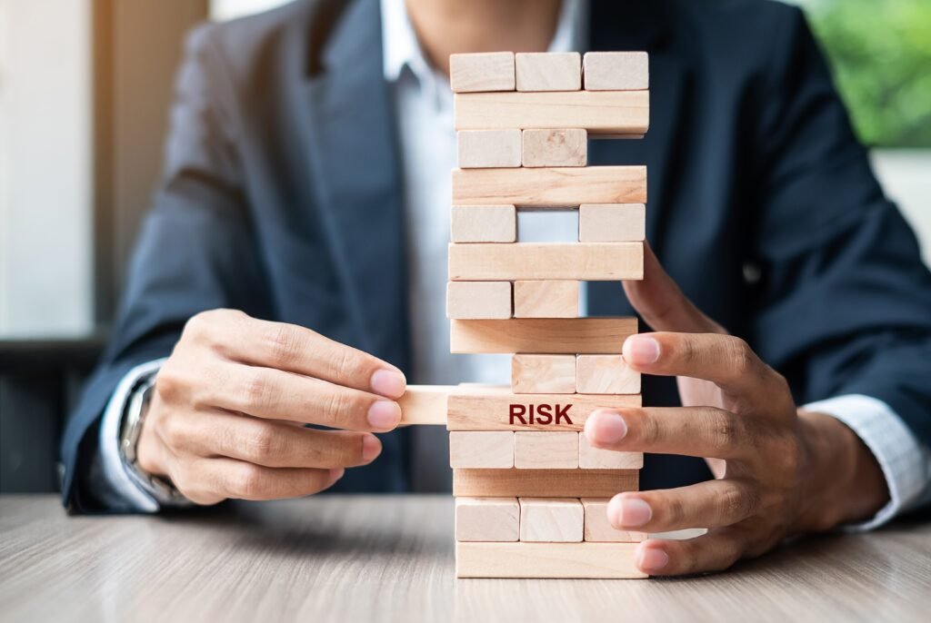 Girişimcilik risk almayı gerektirir, ancak riskleri yönetebilmek başarıyı getirir. Olası riskleri analiz edin ve önlem planları hazırlayın. Esnek olun ve beklenmeyen durumlara hızlıca uyum sağlayın.