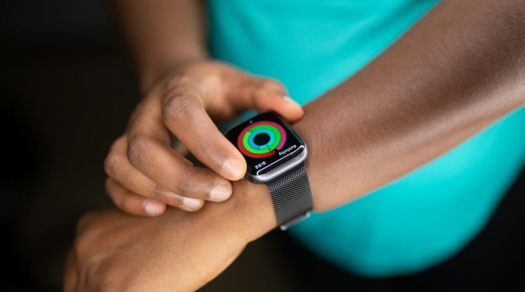 Apple Watch'unu kullanan kadın