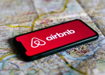 Airbnb Ulaşım Sektörüne Giriyor, Özel Araç Transfer Hizmetini Başlattı