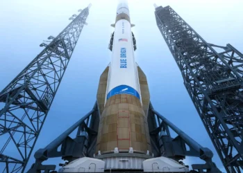 Jeff Bezos’un kurucusu olduğu Blue Origin, Project Sunrise ile uzay veri merkezi kurmayı planlıyor. 50 bin uyduluk ağ yapay zeka altyapısını yörüngeye taşıyabilir.
