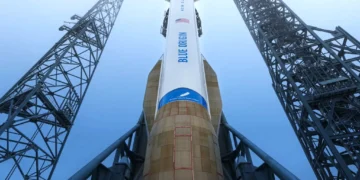 Jeff Bezos’un kurucusu olduğu Blue Origin, Project Sunrise ile uzay veri merkezi kurmayı planlıyor. 50 bin uyduluk ağ yapay zeka altyapısını yörüngeye taşıyabilir.