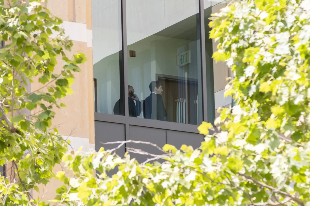 OpenAI Davası - Sam Altman, Salı günü mahkeme salonundan ara vermek için ayrılıyor. (Fotoğraf: Brennan Smart / The New York Times)