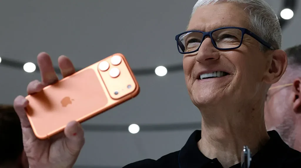 tim cook iphone